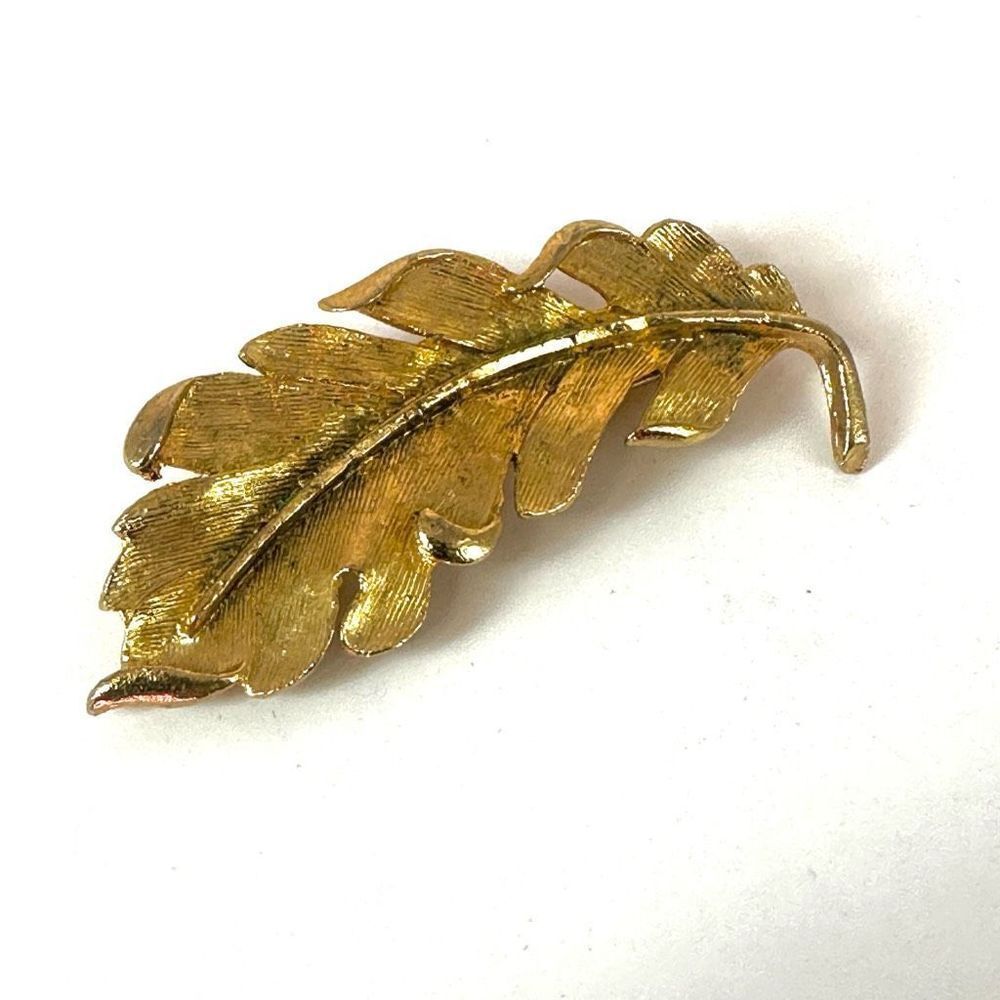 Gold tone vintage leaf brooch